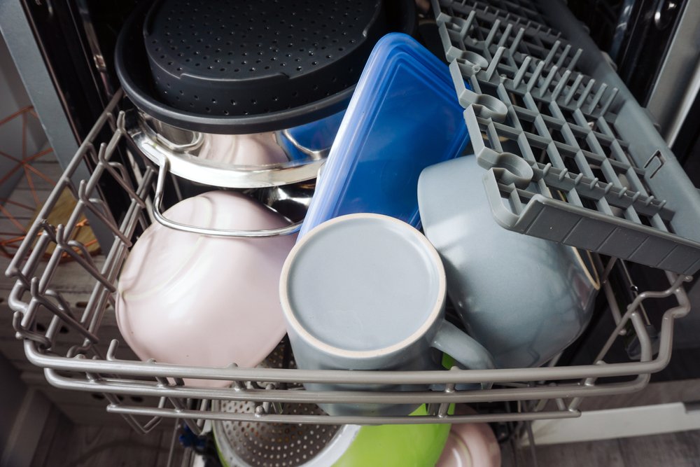 Washing Plastic Containers in a Dishwasher Increases Microplastic Pollution