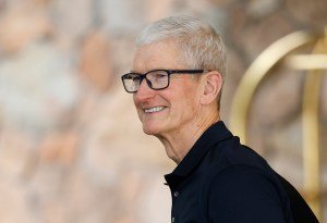 Apple’s Tim Cook is under pressure—but there are a few key reasons leadership experts think he’s still the guy for the job
