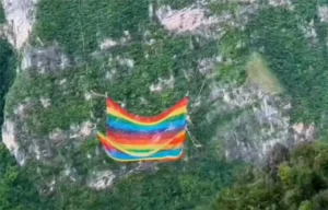 Rope-Free Bungee Jumping from the World’s Highest Bridge Sparks Online Controversy