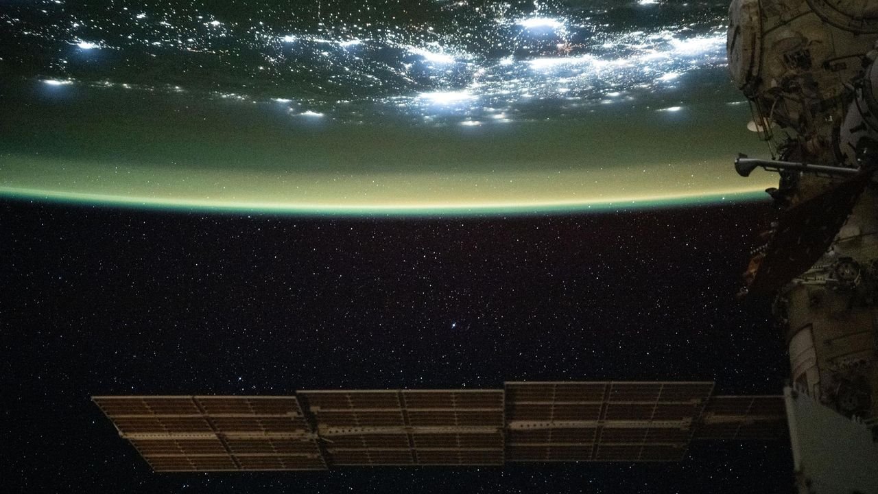 ISS astronauts watch Earth’s atmosphere glow green | Space photo of the day for Dec. 8, 2025