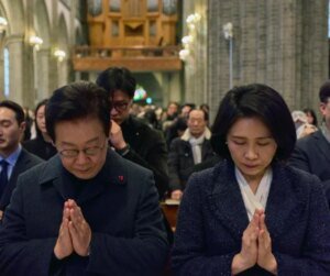 President Lee attends Christmas service at Incheon church