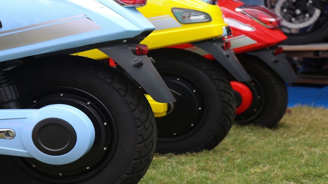 2025 electric two-wheeler market: Ola’s lead wanes as legacy OEMs take charge