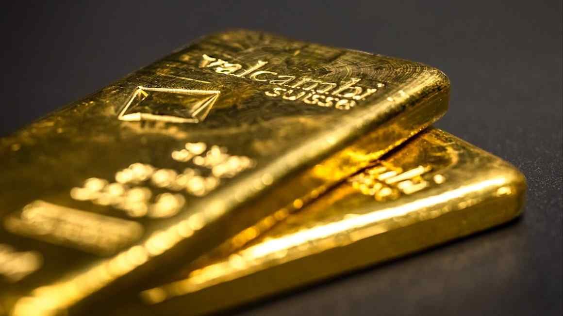Gold hits record high and dollar weakens on Fed independence worries